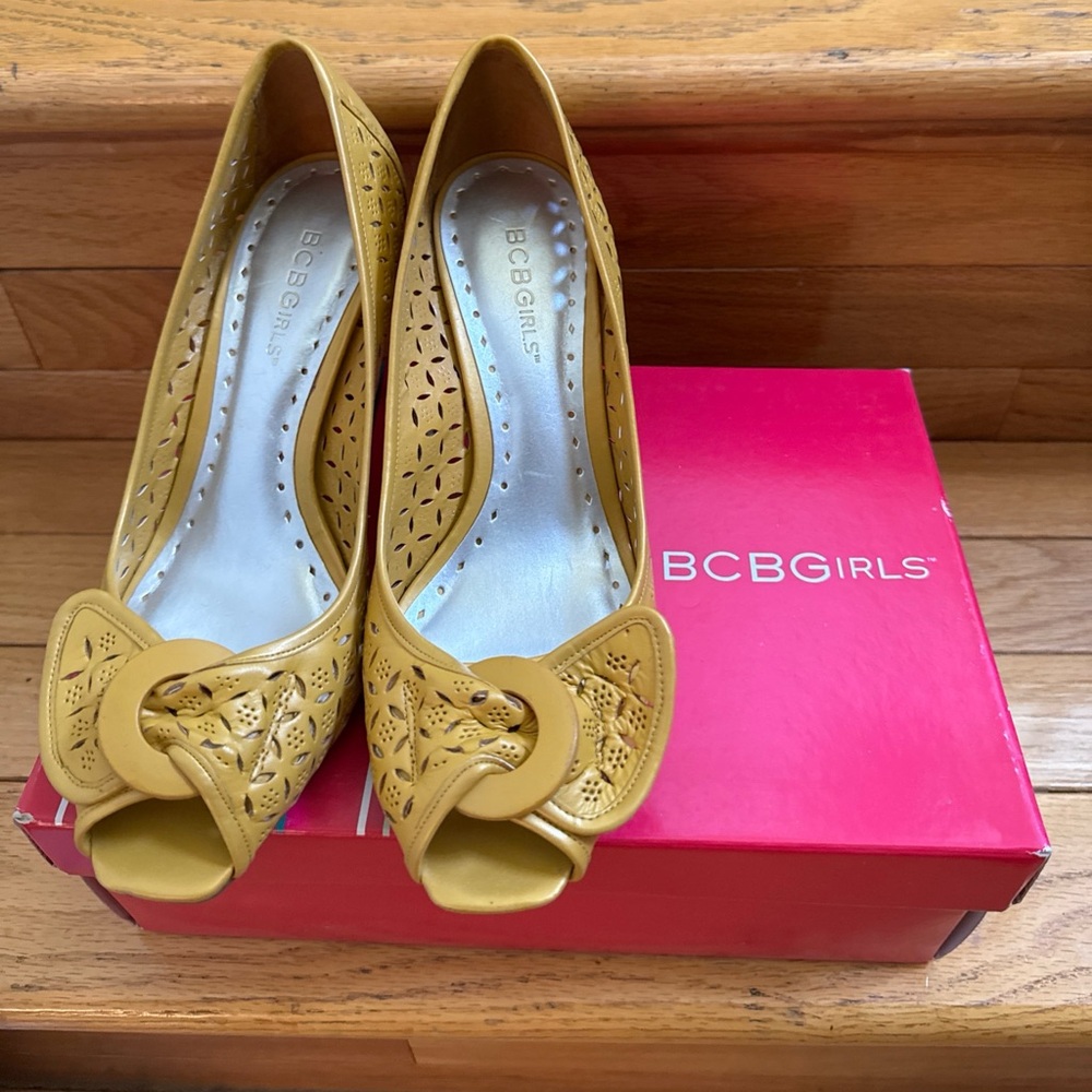 BCBGirls Women's Size 7.5 M Laser Cut Open-Toe Mustard Heels Excellent Condition